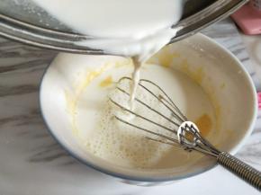 待牛奶温热后加入蛋黄糊。