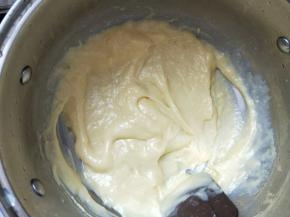 倒回锅里小火加热，不停搅拌至浓稠顺滑即可。