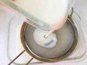 搅拌好的面糊过筛，让液体更细腻，容器表面覆盖保鲜膜，大火蒸25分钟