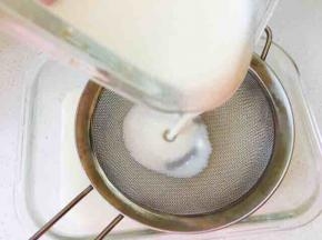 搅拌好的面糊过筛，让液体更细腻，容器表面覆盖保鲜膜，大火蒸25分钟