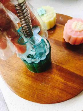 阳晨水晶月饼模按压弹性手感很好，按压时掌握好力道～