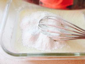 澄面，糯米粉，粘米粉，糖粉混合后，分三次筛入牛奶混合物中，搅拌均匀无颗粒