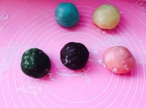 趁它还温热时加入色粉，颜色揉均匀，我这里用的是水果色粉，可可粉和抹茶粉
