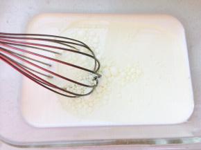 牛奶，玉米油，炼乳倒入容器中搅拌均匀