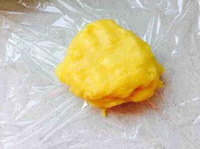 微波炉叮好的奶酪馅料，加入50克芒果泥，揉均匀，包裹保鲜膜冷藏30分钟。芒果泥可以多放，具体看个人喜好，加多了馅料会稀软些，果味浓了，但是对于包是个挑战