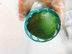 阳晨水晶月饼模具，花片纹路特别清晰。月饼模具沾一点手粉，不要多。将月饼面团搓成长椭圆，放入模具，手粉是防止沾的，但千万不要多