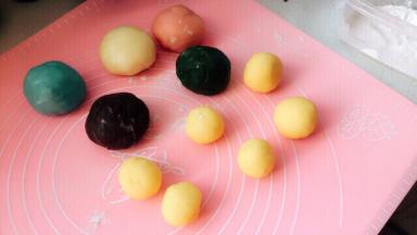 从冰箱取出的馅料滚成球，油皮称好克数，就可以包了。比例要看你包多大的。50克我按1：1的比例包的75克我按4：6包的，这个不绝对哈，自己决定