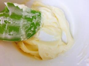 馅料部分～奶油奶酪软化，加入糖粉，搅拌顺滑后，加入澄面，搅拌顺滑