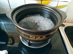 砂锅里放水和冰糖