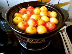 把沙果放入砂锅中