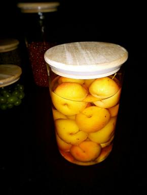 凉透装入陶煲王的密封罐中，放在冰箱冰镇之后口感更佳。