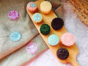 阳晨紫水晶月饼模具～75克大气。花片花纹压出非常清晰，材料比市售的很多产品厚实。按压弹性手感非常好。馅料自己随意组合哦