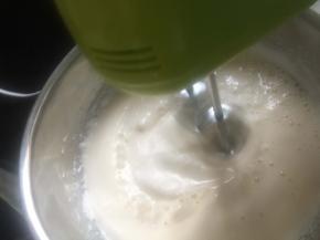 加入牛奶，色拉油，盐混合均匀，打蛋器打匀