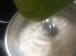 加入牛奶，色拉油，盐混合均匀，打蛋器打匀