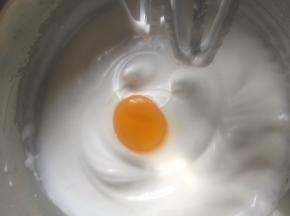 分次加入蛋黄，打匀