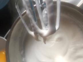 蛋白蛋黄分开放入无油无水的盆中，蛋白加入几滴柠檬汁，分三次加糖打到干性发泡