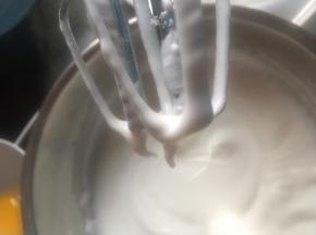 蛋白蛋黄分开放入无油无水的盆中，蛋白加入几滴柠檬汁，分三次加糖打到干性发泡