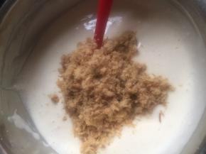 加入肉松，拌匀