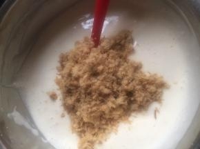 加入肉松，拌匀