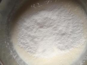 筛入面粉，切拌均匀