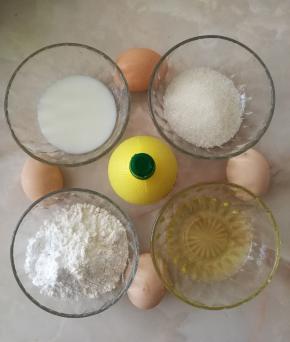 1.准备好所有食材，称好重量。打蛋盆确认无水无油，烤箱上下火预热150度。用厨房纸沾玉米油涂一下模具内侧。