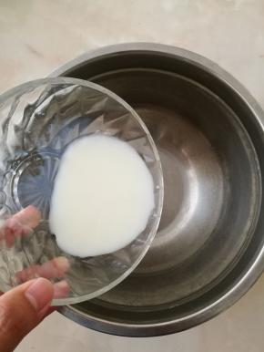 2.把牛奶倒入一个干净的打蛋盆中。