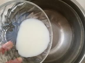 2.把牛奶倒入一个干净的打蛋盆中。