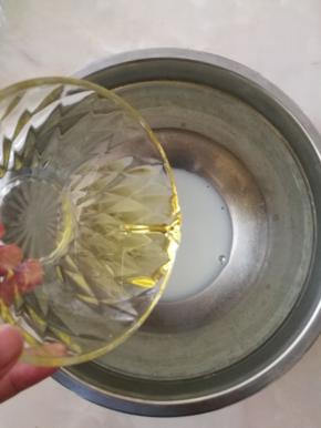 3.接着把玉米油也全部倒进去。