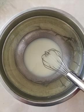 4.有手动打蛋器搅拌混合。