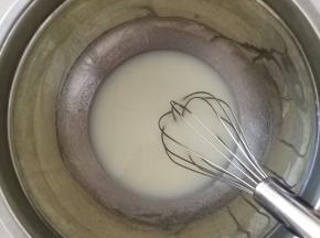 4.有手动打蛋器搅拌混合。