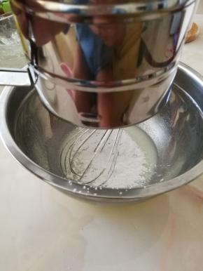 5.筛入低筋面粉和玉米淀粉。