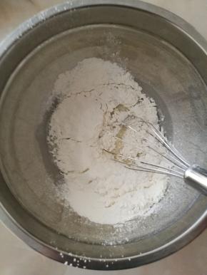 6.用Z字或N字手法将低粉与液体混合至无干粉状态。