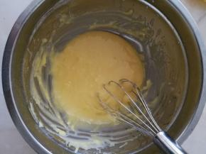 9.用手抽混合鸡蛋和面粉，面粉团会慢慢化开，得到浓稠的蛋液，放一旁静置就行。