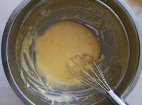 9.用手抽混合鸡蛋和面粉，面粉团会慢慢化开，得到浓稠的蛋液，放一旁静置就行。