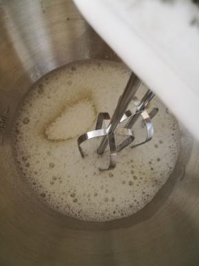 11.用电动打蛋器打发蛋白，白糖总共分三次加入，出现鱼眼泡时加入第一次的白糖，继续低速打发。