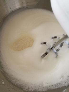 13.当蛋白出现明显纹路时加入第三次的白糖，继续低速打发。