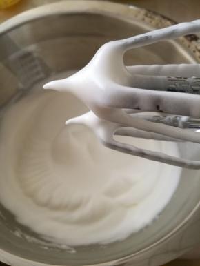 14.直到蛋白打发到提起打蛋器，变成个小尖角，纹路清晰不会消失就打发好了。