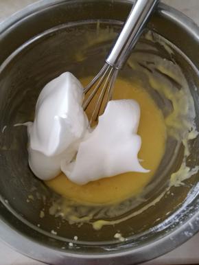 15.取三分之一蛋白到蛋黄糊中，用手抽J字型混匀。