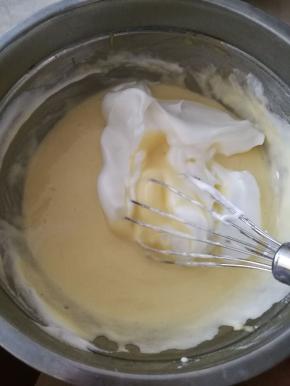 16.再取三分之一蛋白到蛋黄糊中，用手抽J字形混匀。