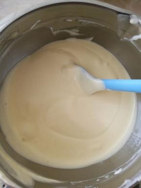 17.将蛋黄糊全部倒入蛋白盆中，用硅胶刀翻拌混匀，翻拌手法是从下往上，轻柔且快速，知道混匀为止。