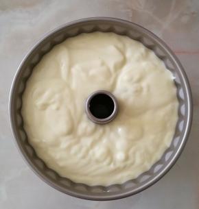 18.将面糊从15厘米的高度倒入咕咕霍夫模具中，轻震模具，震出大气泡。