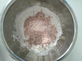 高粱面加入面粉里。