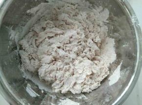 加入融化的教母水，拌成絮状。