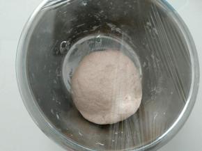 揉光滑后，盖上保鲜膜。