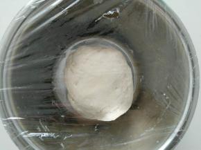 揉光滑的白面团。面粉145克，酵母1.5克，水45ml左右。