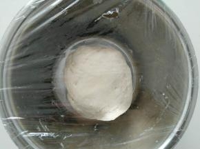 揉光滑的白面团。面粉145克，酵母1.5克，水45ml左右。