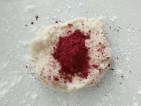 取部分白面团加入适量红曲米粉。