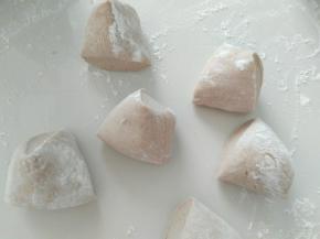 高粱面团，充分揉捏排气。