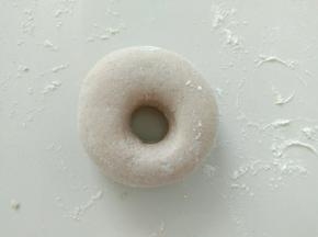 搓成圆形，中间戳出一个洞。