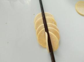压出5片圆形面片，卷在一起。